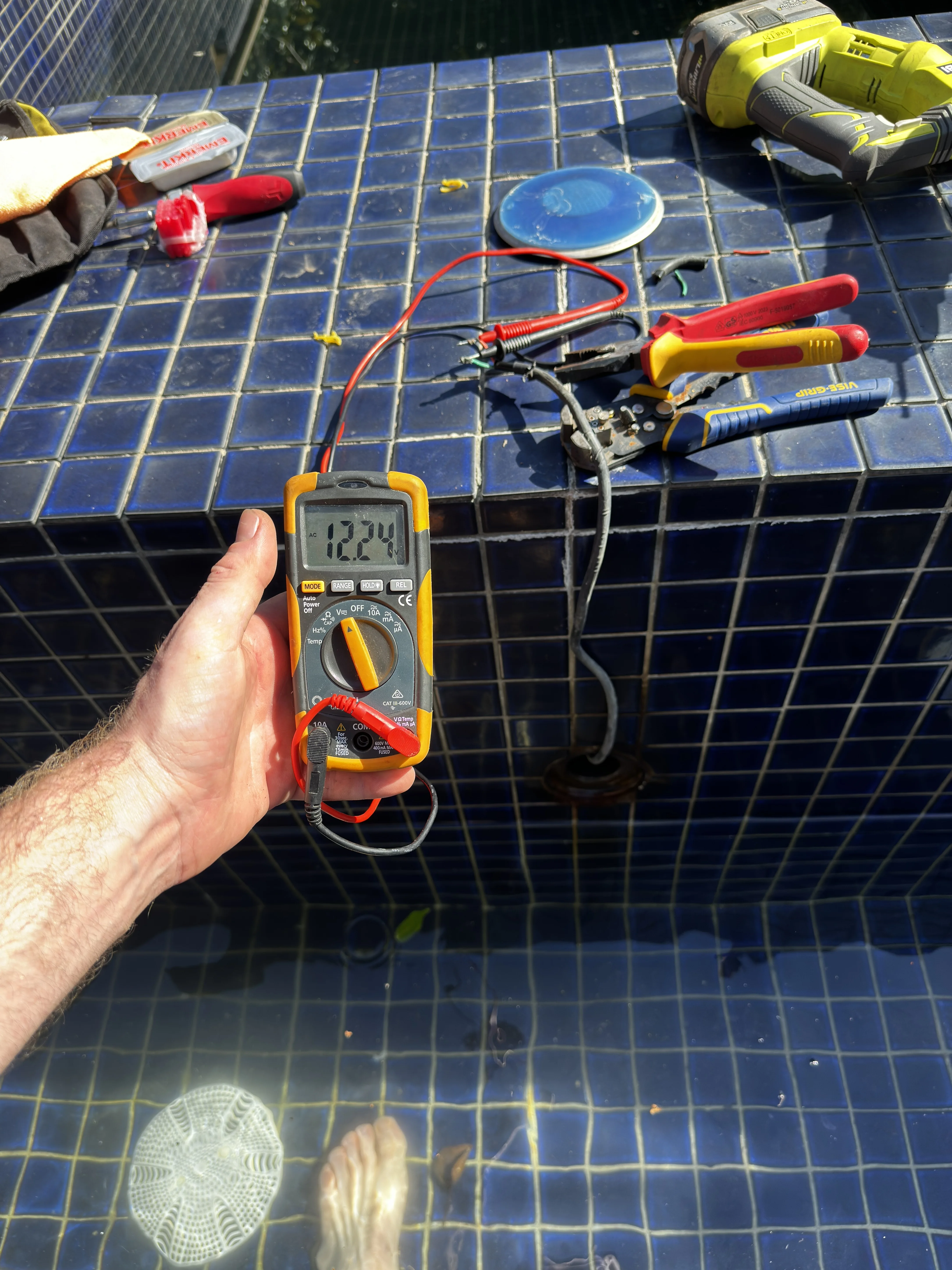 Electrical measurement at pool equipment